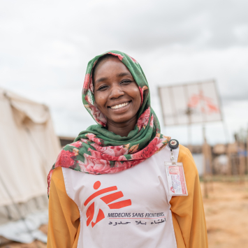 Aisha B. é promotora de saúde no campo de trânsito em Adre, no Chade  © Ante Bussmann/MSF