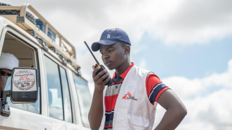 Abdallah A., promotor de saúde, recebe informações em frente à clínica de MSF no acampamento de tr. Chade, agosto de 2024.