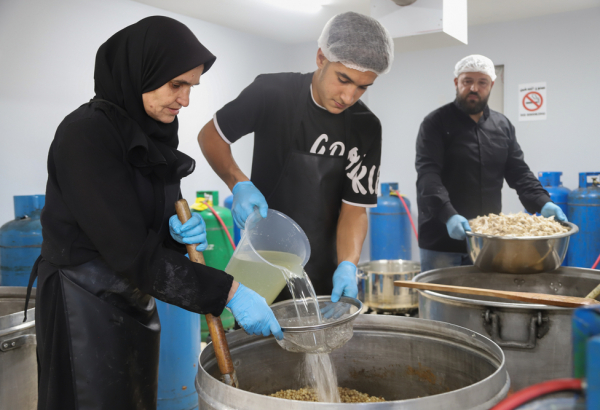 Preparo de refeições para pessoas deslocadas no abrigo de Azarieh. © Tracy Makhlouf/MSF