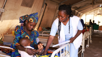 Profissional de MSF afere os sinais vitais de Nura, filha de Zainab, no centro de nutrição terapêutica intensiva Kofar Suari, no estado de Katsina. © Abba Adamu Musa/MSF