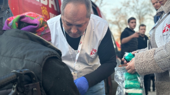 Oleksandr Hontariev, médico de MSF, realiza um tratamento inicial no braço de um paciente perto do centro de trânsito em Pavlohrad, região de Dnipropetrovsk. Ucrânia, novembro de 2024. © Yuliia Trofimova/MSF