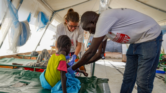 Equipe de MSF cuida de uma paciente em um centro de tratamento de cólera em Malakal ©Paula Casado Aguirregabiria/MSF