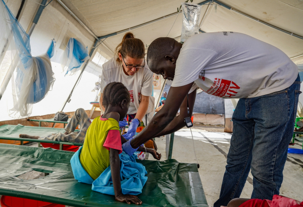 Equipe de MSF cuida de uma paciente em um centro de tratamento de cólera em Malakal ©Paula Casado Aguirregabiria/MSF