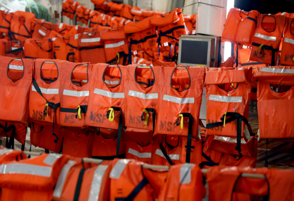Coletes utilizados pelas equipes de MSF nas operações de busca e resgate no Mar Mediterrâneo Central. Dezembro de 2024. © Stefan Pejovic/MSF