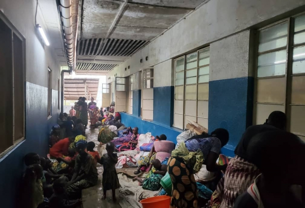 Famílias deslocadas pelos recentes conflitos se abrigam no Hospital Geral de Masisi, na República Democrática do Congo. Janeiro de 2025. © MSF