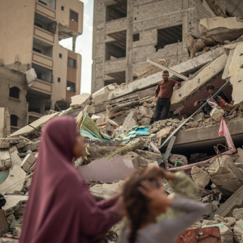 Família palestina tenta retirar seus pertences dos escombros. Cidade de Gaza, 3 de novembro de 2024. ©MSF