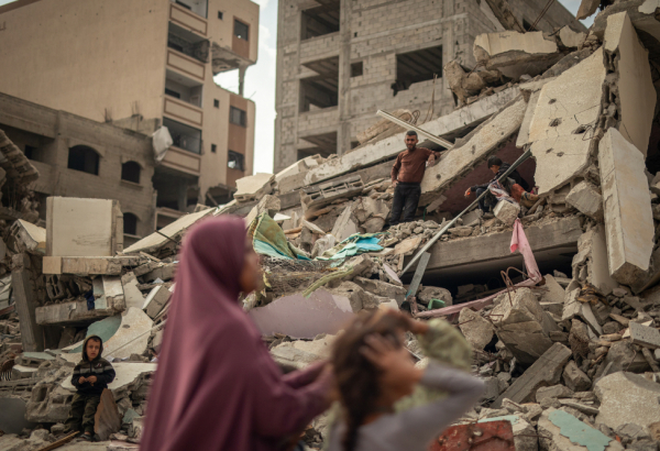 Família palestina tenta retirar seus pertences dos escombros. Cidade de Gaza, 3 de novembro de 2024. ©MSF