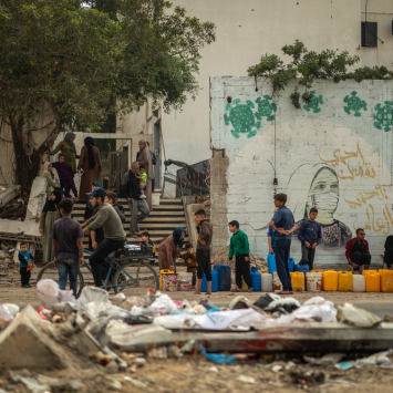 Na Al Jalaa Street, na Cidade de Gaza, as pessoas fazem fila para pegar água. © Motassem Abu Aser