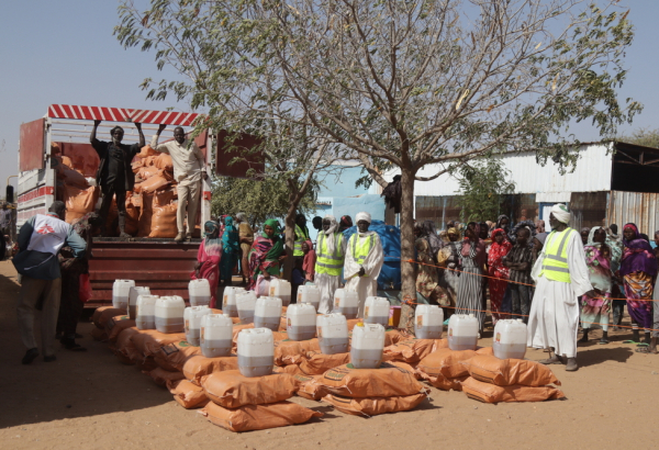 Distribuição de alimentos em Darfur do Sul; recentemente, uma iniciativa semelhante foi adiada porque as autorizações de viagem necessárias foram negadas. Janeiro de 2025 ©Abdoalsalam Abdallah