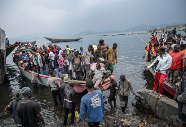 Pessoas chegando ao porto de Kituku, em Goma. Elas estão fugindo dos contínuos conflitos em Kivu do Norte e do Sul. 22 de janeiro de 2025. © Moses Sawasawa