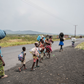 Famílias que vivem em acampamentos para pessoas deslocadas estão fugindo para Goma, pois os combates ocorrem a alguns quilômetros de distância. © Moses Sawasawa