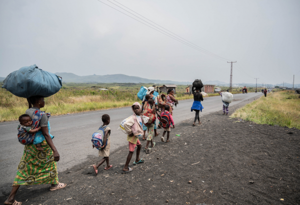 Famílias que vivem em acampamentos para pessoas deslocadas estão fugindo para Goma, pois os combates ocorrem a alguns quilômetros de distância. © Moses Sawasawa