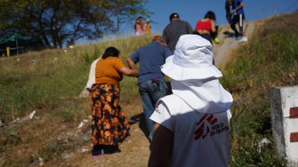 MSF realiza atendimento com clínica móvel em em Huixtla, no estado de Chiapas, onde migrantes organizam caravana para exigir cuidados e buscar proteção contra a violência. México, janeiro de 2025. © Yotibel Moreno/MSF