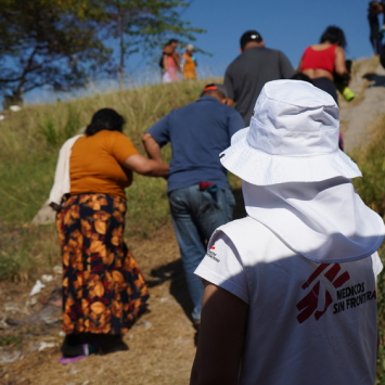MSF realiza atendimento com clínica móvel em em Huixtla, no estado de Chiapas, onde migrantes organizam caravana para exigir cuidados e buscar proteção contra a violência. México, janeiro de 2025. © Yotibel Moreno/MSF