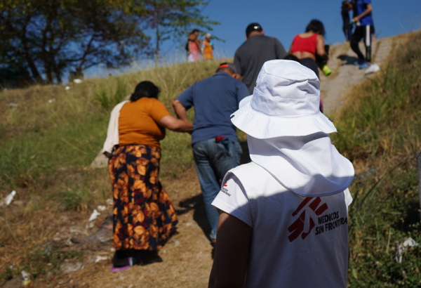 MSF realiza atendimento com clínica móvel em em Huixtla, no estado de Chiapas, onde migrantes organizam caravana para exigir cuidados e buscar proteção contra a violência. México, janeiro de 2025. © Yotibel Moreno/MSF