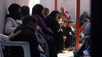 Pacientes aguardam atendimento em um dos centros de saúde de MSF em Zuwara, na Líbia.  ©Shouqi Benarabi/MSF