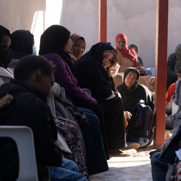 Pacientes aguardam atendimento em um dos centros de saúde de MSF em Zuwara, na Líbia.  ©Shouqi Benarabi/MSF