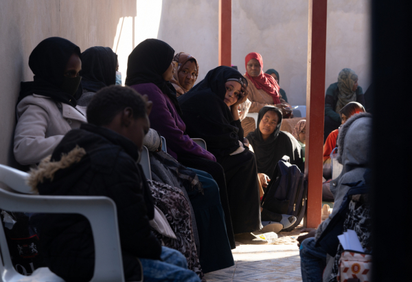Pacientes aguardam atendimento em um dos centros de saúde de MSF em Zuwara, na Líbia.  ©Shouqi Benarabi/MSF
