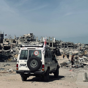 Veículo de MSF passa em frente a prédios em ruínas em Jabalia, norte de Gaza. Fevereiro de 2025. ©Nour Alsaqqa/MSF