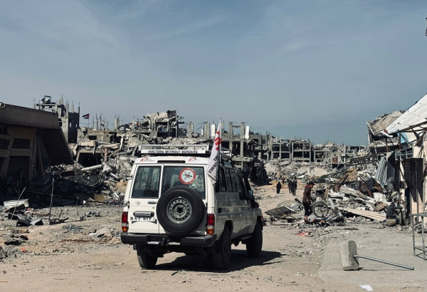 Veículo de MSF passa em frente a prédios em ruínas em Jabalia, norte de Gaza. Fevereiro de 2025. ©Nour Alsaqqa/MSF