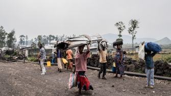 Pessoas deslocadas deixam acampamentos dentro e ao redor de Goma, em Kivu do Norte, na República Democrática do Congo. ©Jospin Mwisha