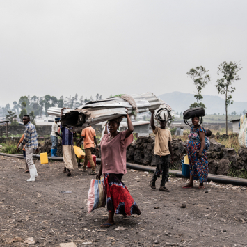 Pessoas deslocadas deixam acampamentos dentro e ao redor de Goma, em Kivu do Norte, na República Democrática do Congo. ©Jospin Mwisha