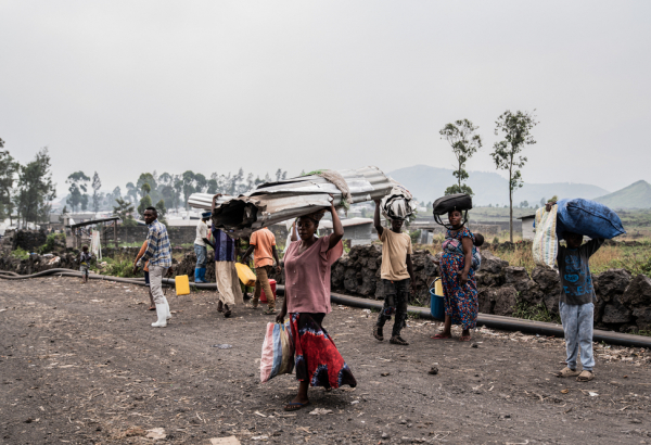 Pessoas deslocadas deixam acampamentos dentro e ao redor de Goma, em Kivu do Norte, na República Democrática do Congo. ©Jospin Mwisha