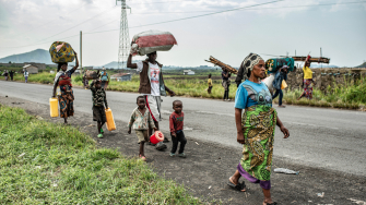 Civis em deslocamento na região de Masisi, província de Kivu do Norte. República Democrática do Congo, 12 de fevereiro de 2025. © Daniel Buuma