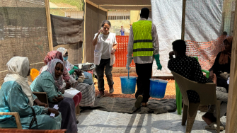 Equipe médica de MSF trabalha no Centro de Tratamento de Cólera em Kosti, no estado no Nilo Branco. Sudão, 5 de março de 2025. ©Mohamed Najib/MSF