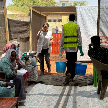Equipe médica de MSF trabalha no Centro de Tratamento de Cólera em Kosti, no estado no Nilo Branco. Sudão, 5 de março de 2025. ©Mohamed Najib/MSF
