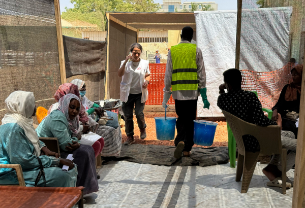 Equipe médica de MSF trabalha no Centro de Tratamento de Cólera em Kosti, no estado no Nilo Branco. Sudão, 5 de março de 2025. ©Mohamed Najib/MSF