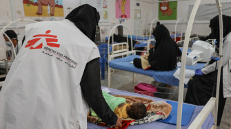 Profissional de MSF em atendimento com criança de 6 meses de vida, no hospital Abs, Iêmen.  Fevereiro de 2025. © Majdi Al Adani/MSF