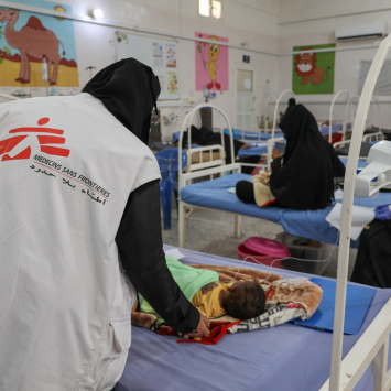 Profissional de MSF em atendimento com criança de 6 meses de vida, no hospital Abs, Iêmen.  Fevereiro de 2025. © Majdi Al Adani/MSF