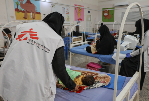 Profissional de MSF em atendimento com criança de 6 meses de vida, no hospital Abs, Iêmen.  Fevereiro de 2025. © Majdi Al Adani/MSF