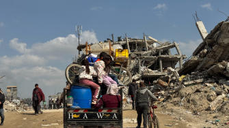 Família palestina deslocada, voltando para se estabelecer na cidade de Beit Lahia. Norte da Faixa de Gaza, fevereiro de 2025. ©Nour Alsaqqa/MSF