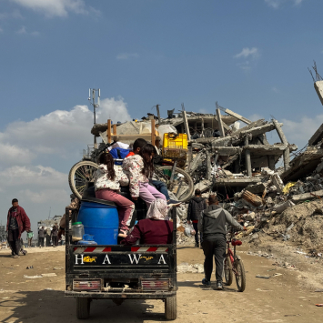 Família palestina deslocada, voltando para se estabelecer na cidade de Beit Lahia. Norte da Faixa de Gaza, fevereiro de 2025. ©Nour Alsaqqa/MSF