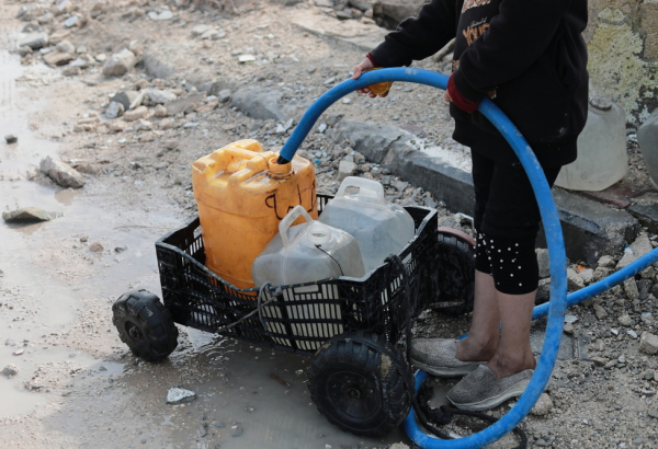 Criança palestina coleta água na cidade de Beit Lahia, ao norte da Faixa de Gaza. © Nour Alsaqqa/MSF
