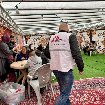 Equipe de MSF realiza atendimento em clínicas móveis para atender deslocados no norte da Cisjordânia, na Palestina. Março de 2025. ©Oday Alshobaki/MSF