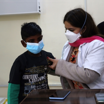 Maham Khalid, médica de MSF, examina Hussain, que está recebendo uma avaliação para tuberculose em Gujranwala. Punjab, Paquistão, fevereiro de 2025. © Gul Nayab/MSF