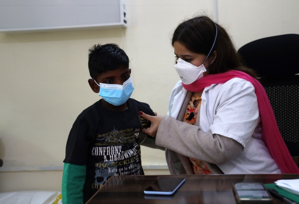 Maham Khalid, médica de MSF, examina Hussain, que está recebendo uma avaliação para tuberculose em Gujranwala. Punjab, Paquistão, fevereiro de 2025. © Gul Nayab/MSF