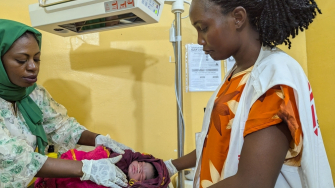 Osanatu Sento Bangura, coordenadora de atividades de obstetrizes de MSF, atende bebê no Hospital Murnei, em Darfur Ocidental. © Belen Filgueira/MSF