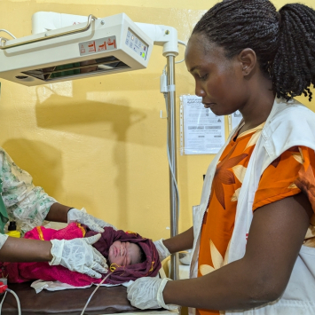 Osanatu Sento Bangura, coordenadora de atividades de obstetrizes de MSF, atende bebê no Hospital Murnei, em Darfur Ocidental. © Belen Filgueira/MSF