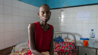 Raul Carlos, paciente em tratamento para a infecção por HIV e para tuberculose multirresistente a medicamentos no hospital apoiado por MSF em Beira, Moçambique. © Marília Gurgel/MSF