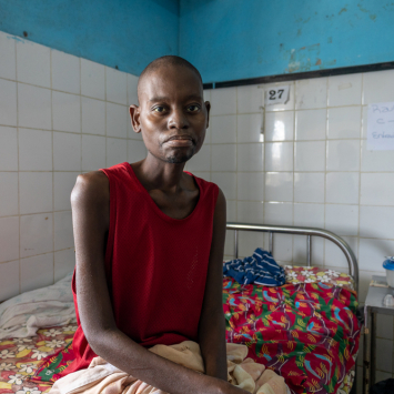 Raul Carlos, paciente em tratamento para a infecção por HIV e para tuberculose multirresistente a medicamentos no hospital apoiado por MSF em Beira, Moçambique. © Marília Gurgel/MSF