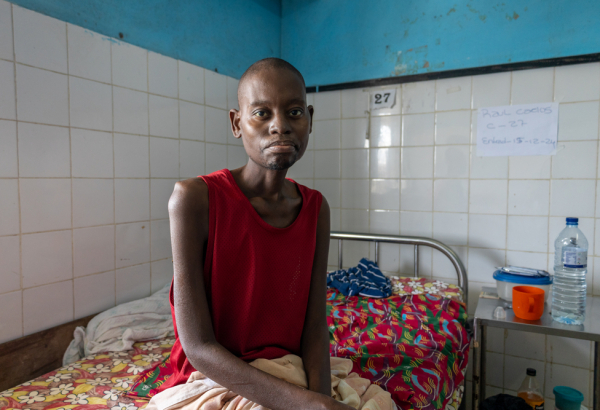 Raul Carlos, paciente em tratamento para a infecção por HIV e para tuberculose multirresistente a medicamentos no hospital apoiado por MSF em Beira, Moçambique. © Marília Gurgel/MSF