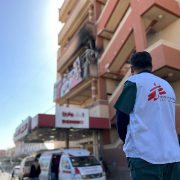 Profissional de MSF em frente ao Hospital Nasser, em Gaza, após um ataque israelense em 23 de março de 2025. ©MSF