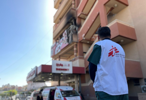 Profissional de MSF em frente ao Hospital Nasser, em Gaza, após um ataque israelense em 23 de março de 2025. ©MSF