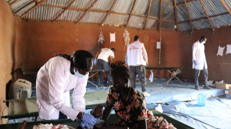 Profissional médica de MSF monitora condição de um paciente com cólera no centro de tratamento de MSF em Gambella. Etiópia. © Metasebia Teshome/MSF