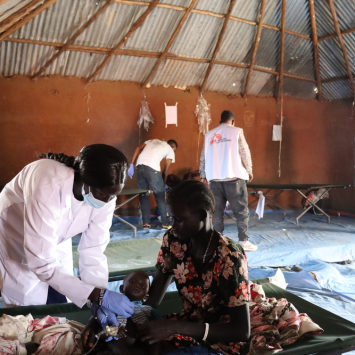 Profissional médica de MSF monitora condição de um paciente com cólera no centro de tratamento de MSF em Gambella. Etiópia. © Metasebia Teshome/MSF