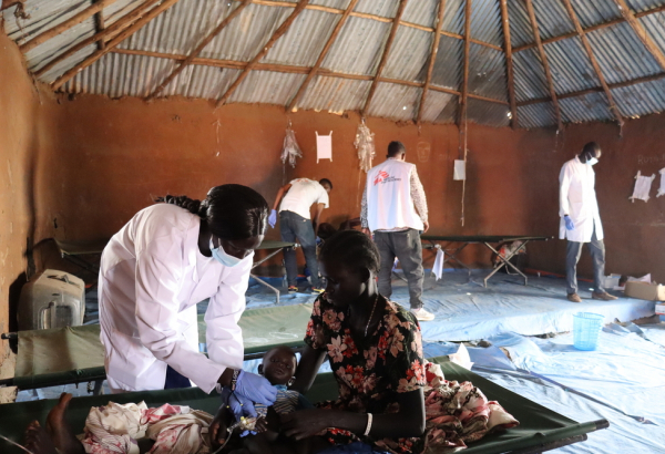 Profissional médica de MSF monitora condição de um paciente com cólera no centro de tratamento de MSF em Gambella. Etiópia. © Metasebia Teshome/MSF